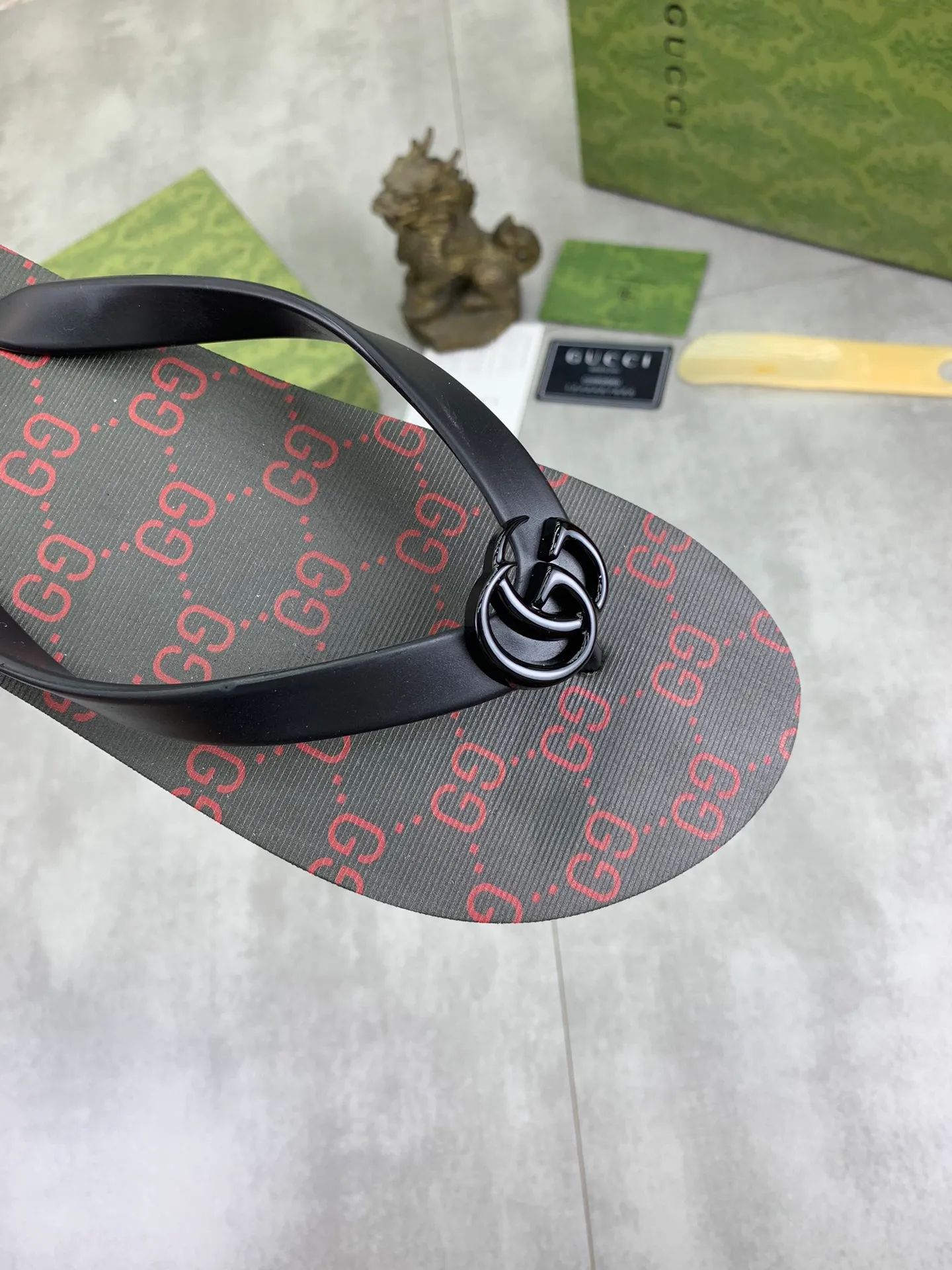 Men's men's shoes 💰P220💰【New style】🆘【GUCCI】Official website's popular Gucci adult couple 🧑‍🤝‍🧑 style, children's flip-flops are on sale at the counter simultaneously! Original fabric imported from Italy. Original bottom provided by the original factory. Size: Adult 36-45. Children’s size: 30-37. Multiple colors available.